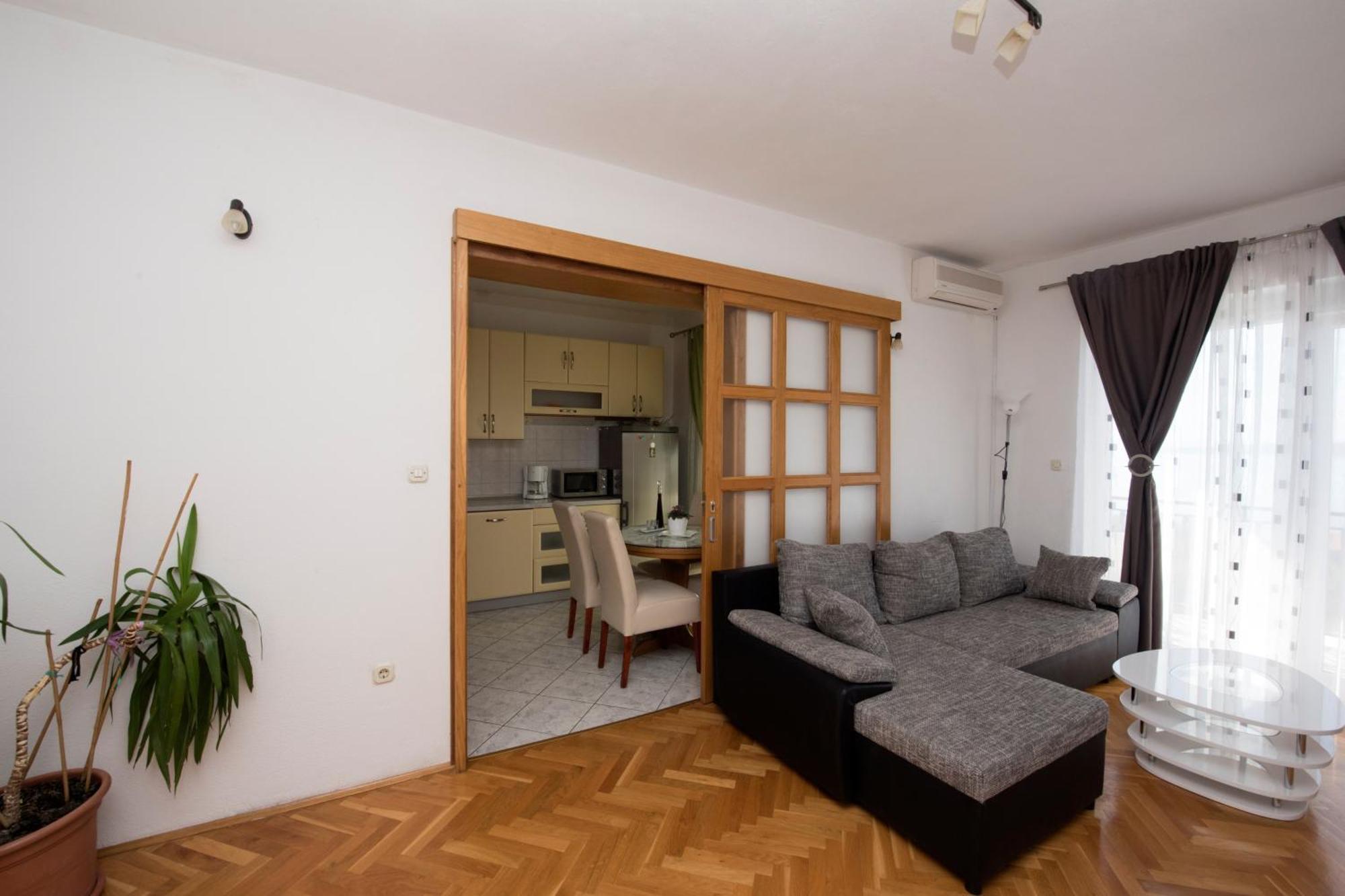 Apartments With A Parking Space Brela, Makarska - 16603 Номер фото